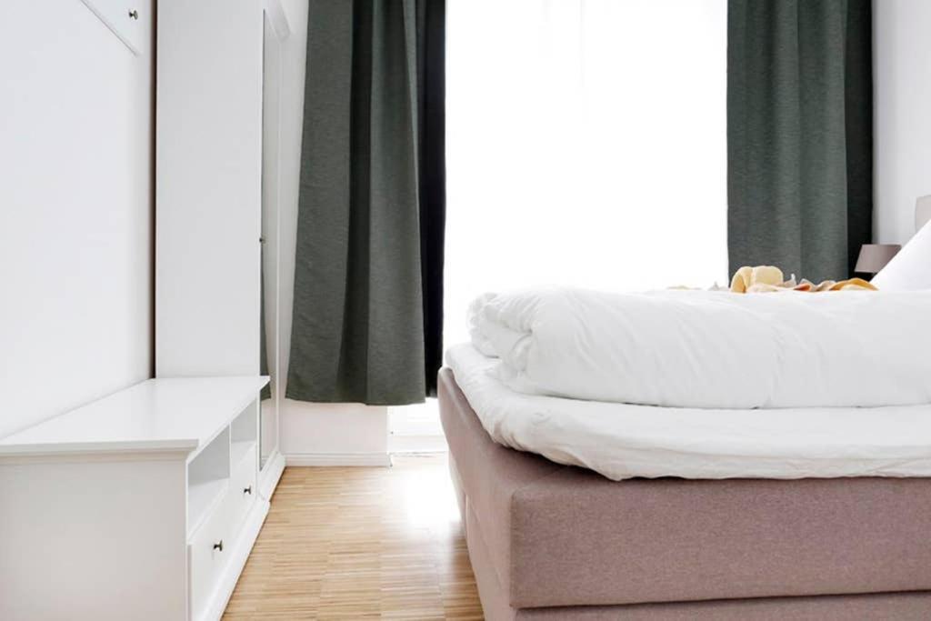 Sc 06 By Rockchair L Superhost Status L 4 Bedrooms Boxspringbeds 2 Bathrooms Balcony Elevator - Cozy Family & Business Flair Welcomes You! Berlim