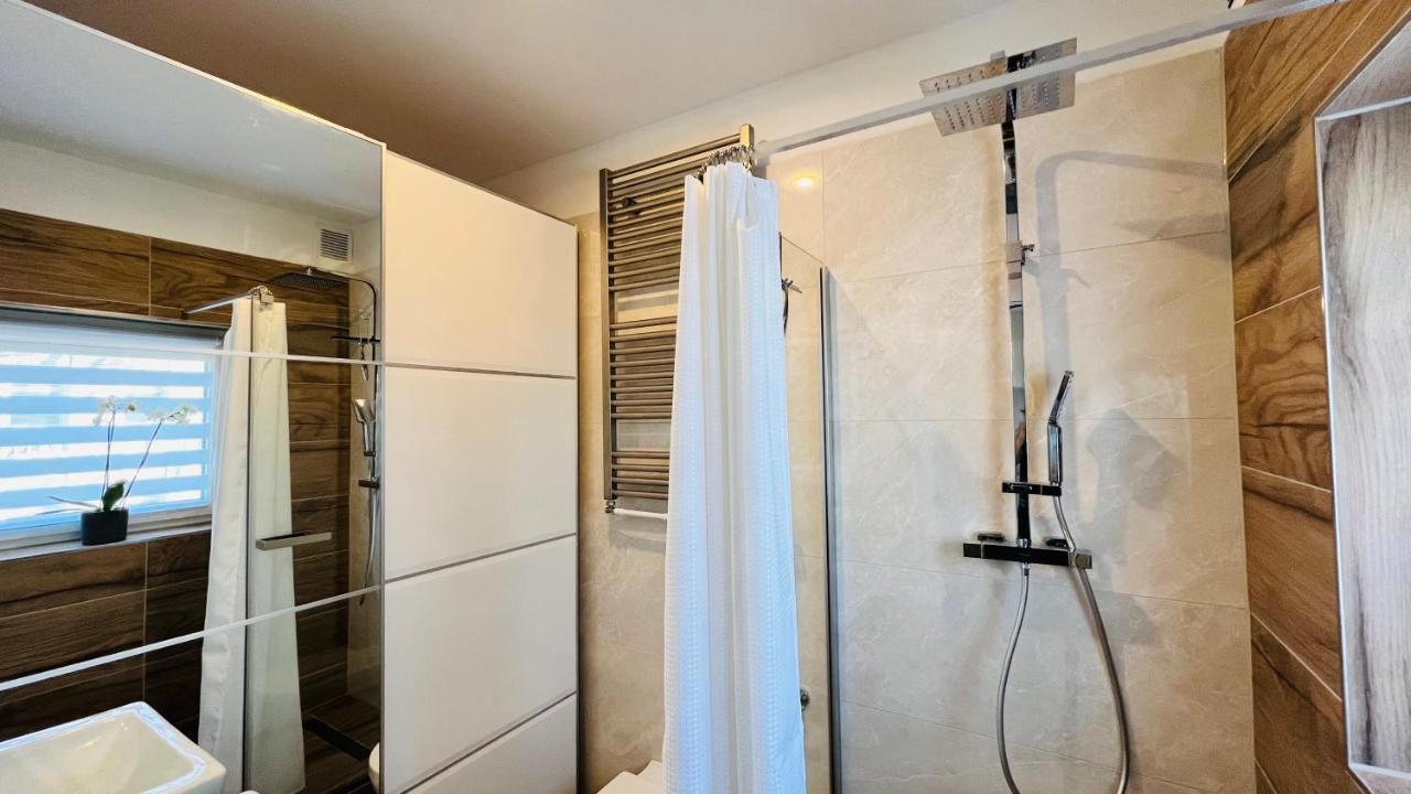 Central Designer 3 Apt With Terrace & Parking *