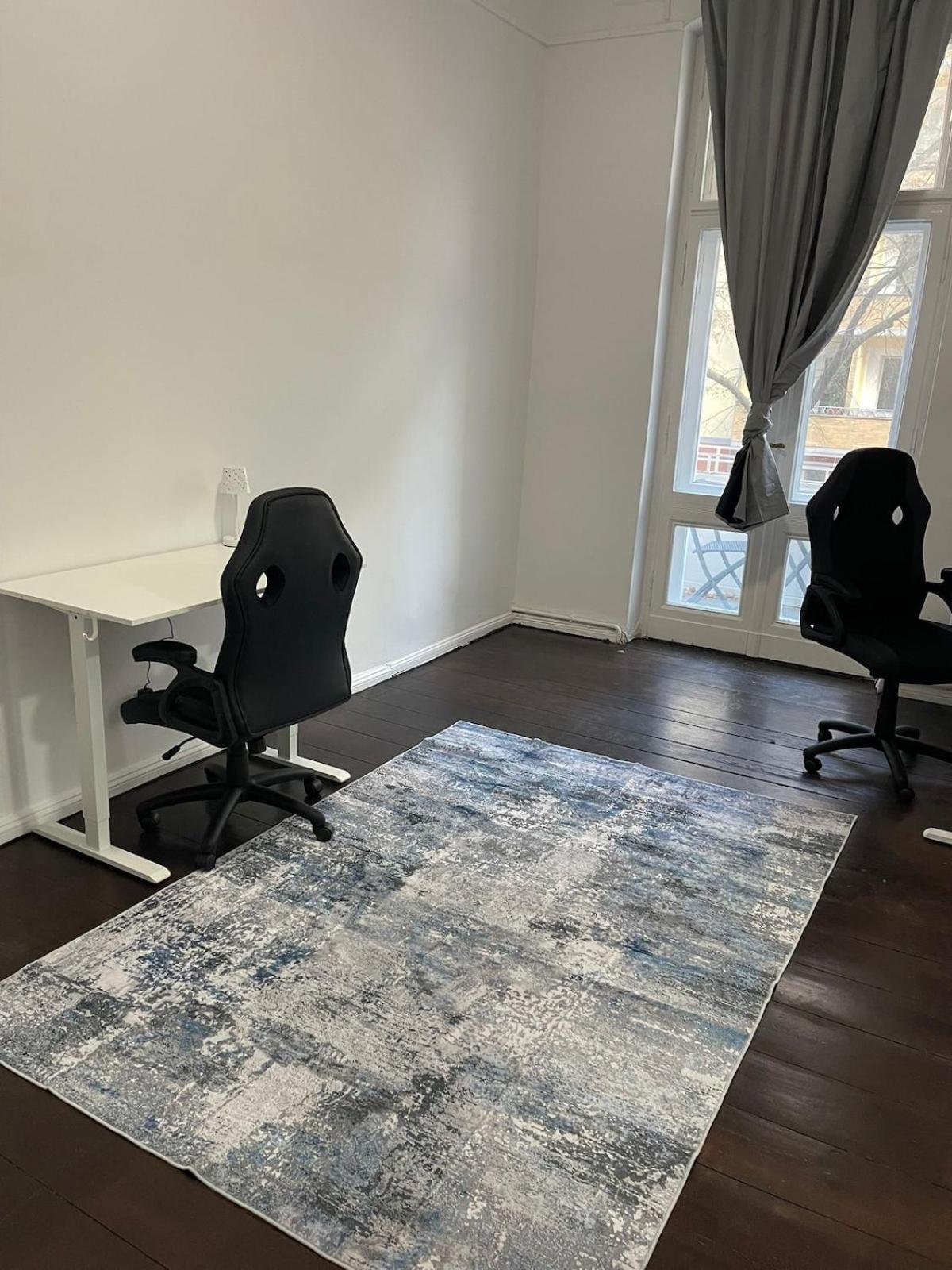 5-room Schoeneberg Apartment *