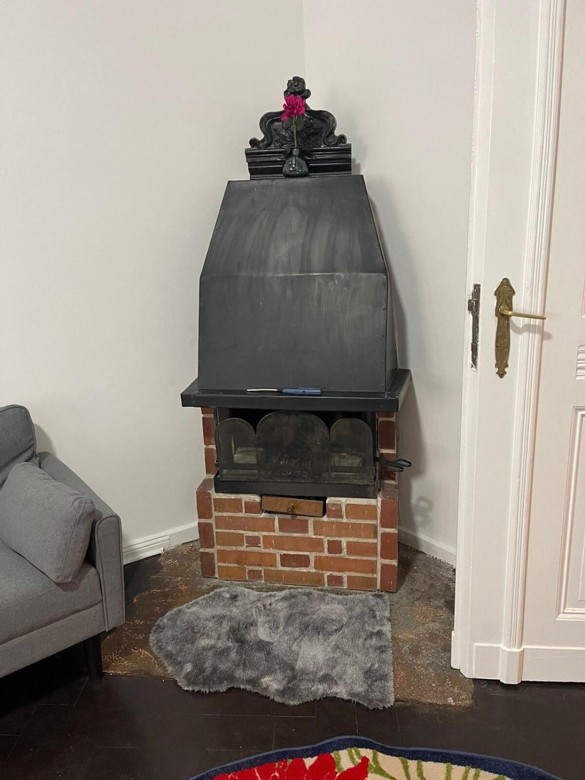 5-room Schoeneberg Apartment *