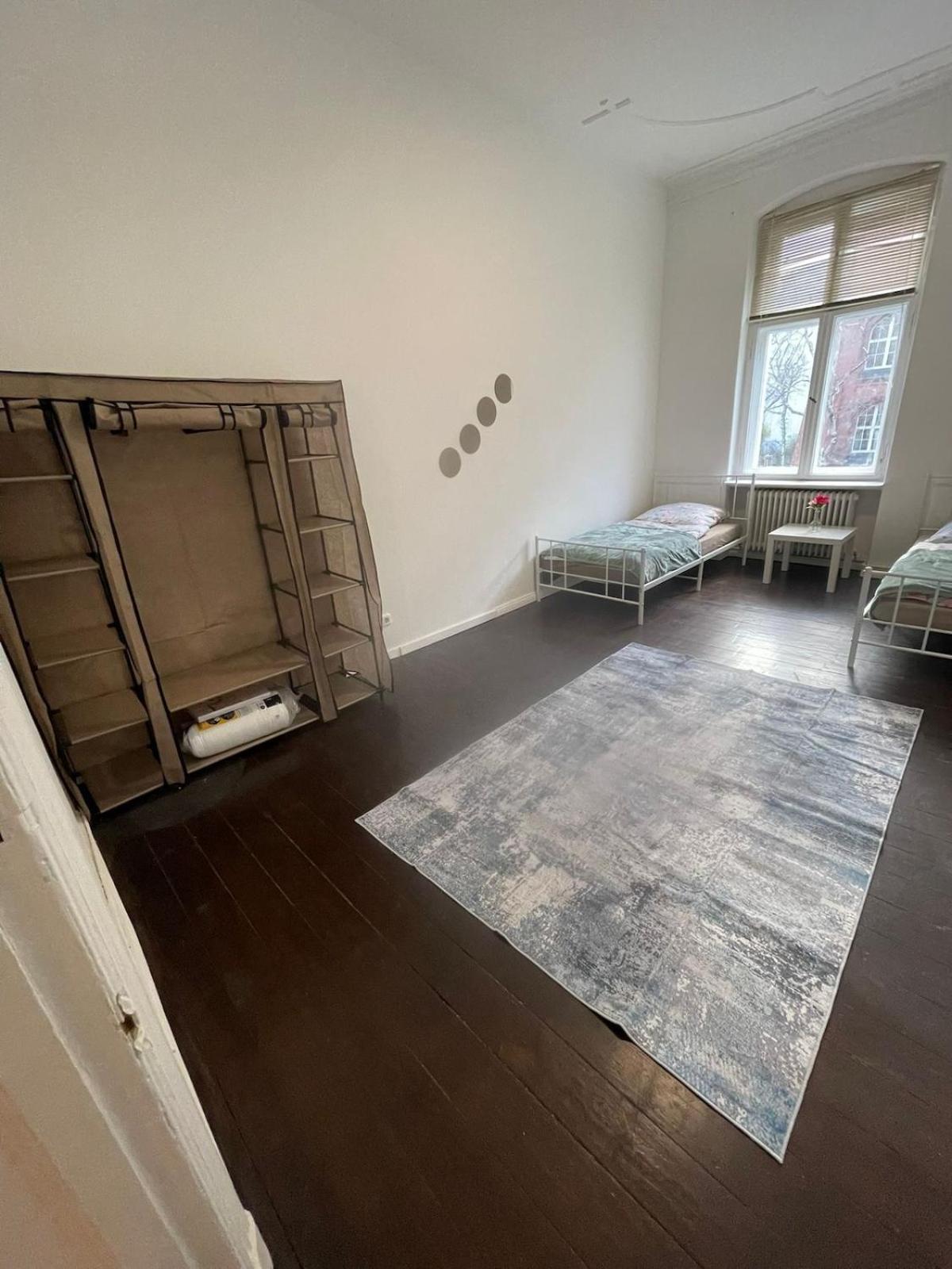 5-room Schoeneberg Apartment *
