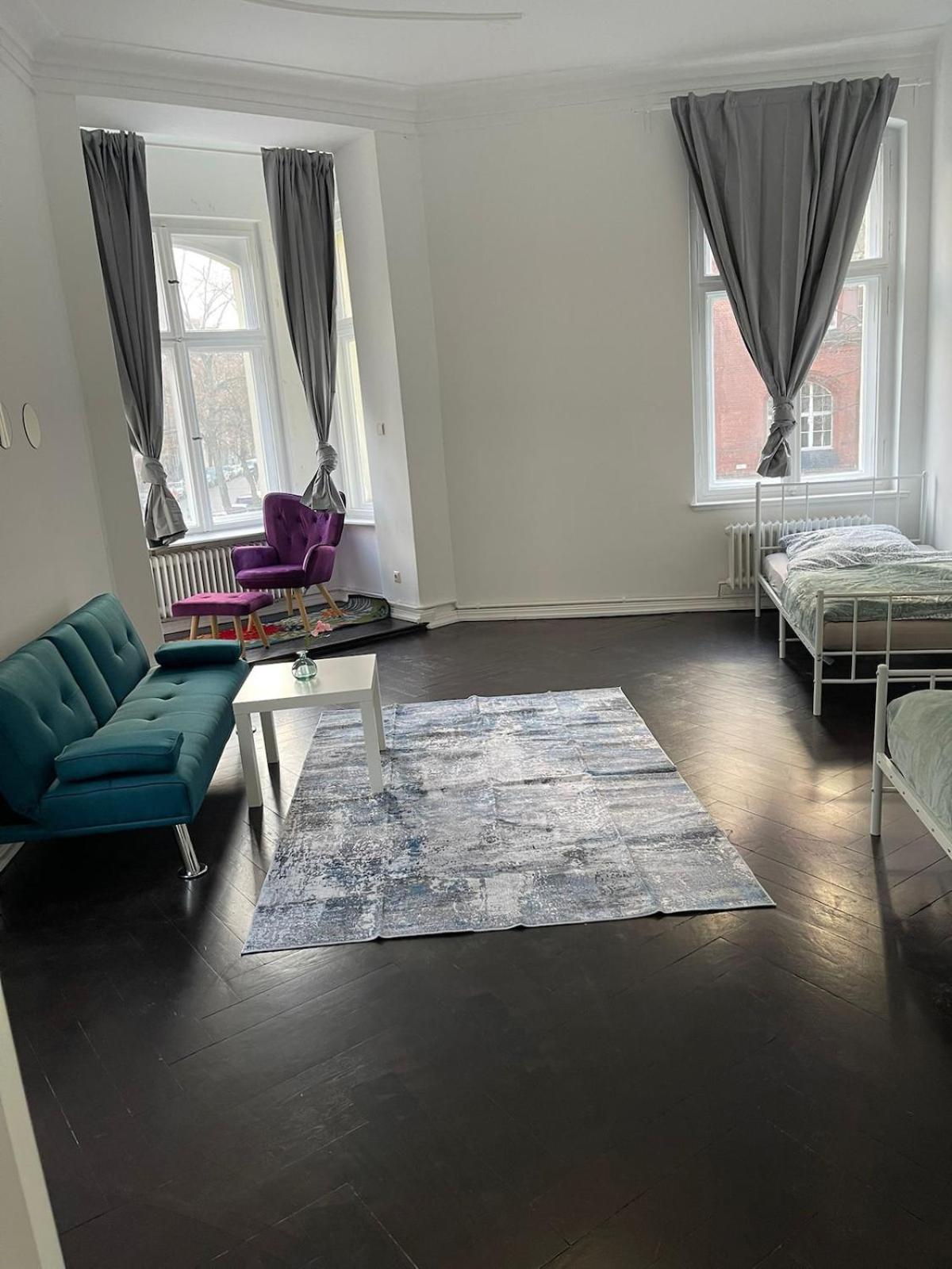 5-room Schoeneberg Apartment *