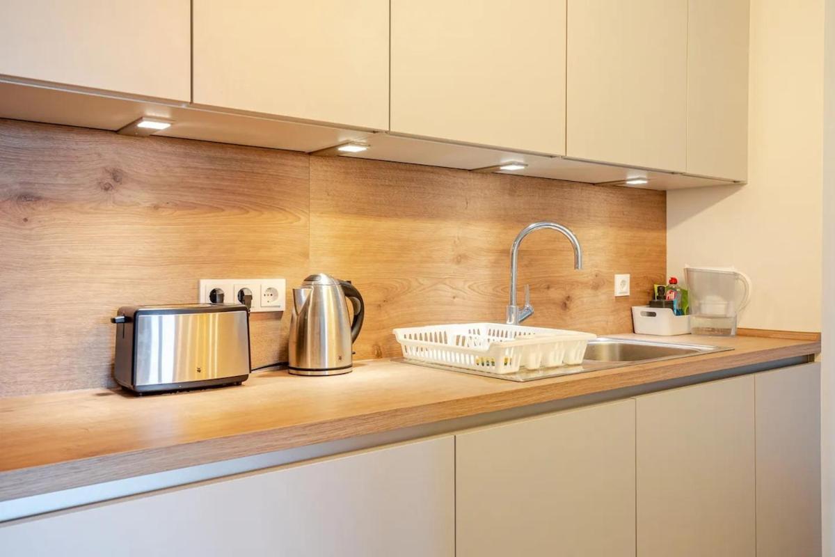 Apartment Hj 18 By Rockchair Apartments L Superhost Status L Super Flat, 2 Bedrooms 2 Bathrooms Balcony Elevator Welcomes You! *