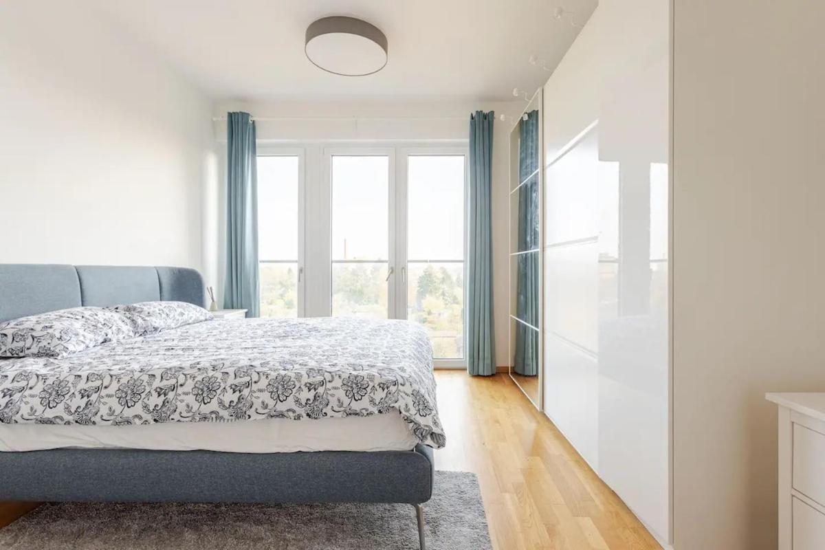 Hj 18 By Rockchair Apartments L Superhost Status L Super Flat, 2 Bedrooms 2 Bathrooms Balcony Elevator Welcomes You! Berlin