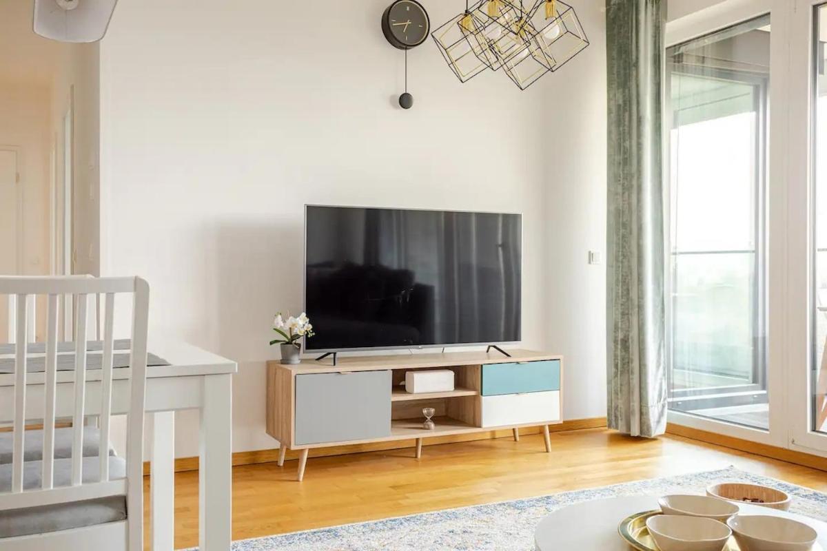 Hj 18 By Rockchair Apartments L Superhost Status L Super Flat, 2 Bedrooms 2 Bathrooms Balcony Elevator Welcomes You! *