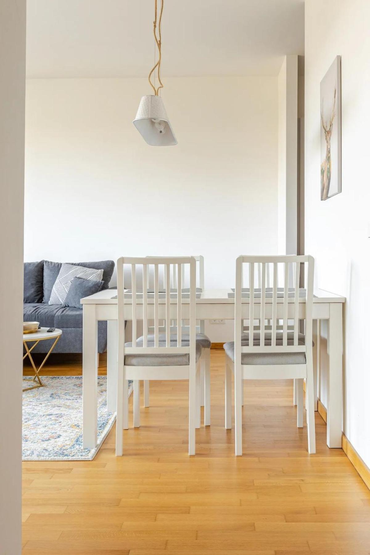 Apartment Hj 18 By Rockchair Apartments L Superhost Status L Super Flat, 2 Bedrooms 2 Bathrooms Balcony Elevator Welcomes You!