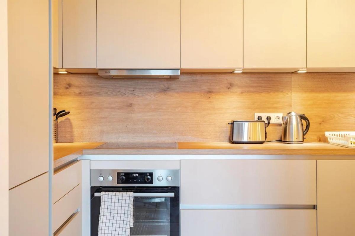 Apartment Hj 18 By Rockchair Apartments L Superhost Status L Super Flat, 2 Bedrooms 2 Bathrooms Balcony Elevator Welcomes You!