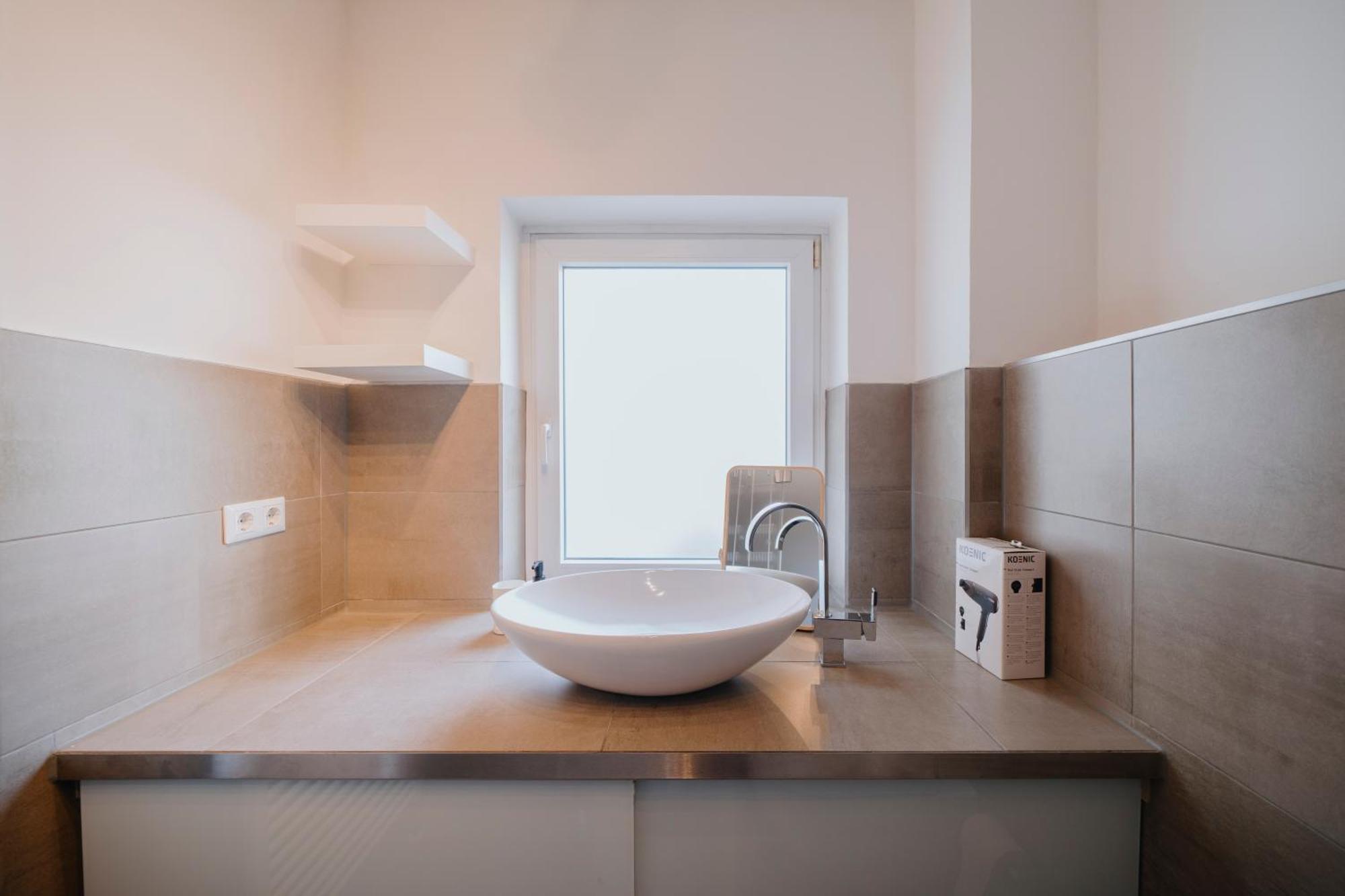 Apartamento Lovely With Balcony - Cozy , Near Kadewe & Kurfuerstendamm Berlim