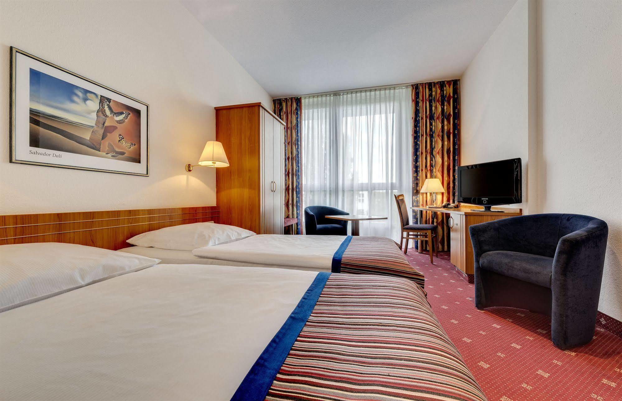 Centro West Hotel 4*