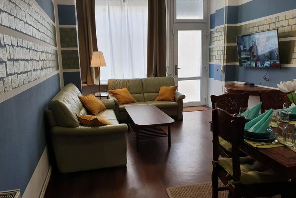 Big & Cosy Central Lichtenberg City Apartment