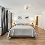 The Tieckstr Loft For Up To 7 People With 2 Bathrooms