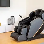 Massagesessel, King-Sized Bed, Billardtisch, 2 Couches