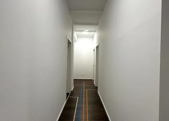 Classic Black Room In Vibrant Area 6