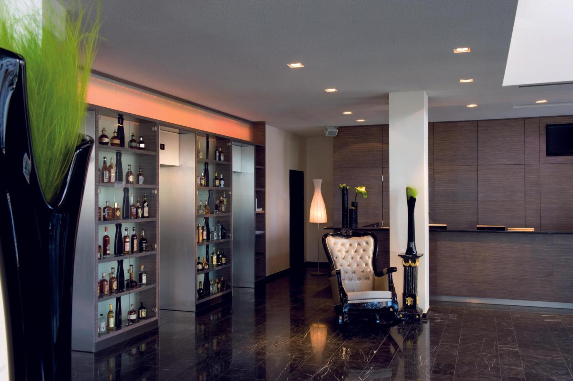 Arcotel John F