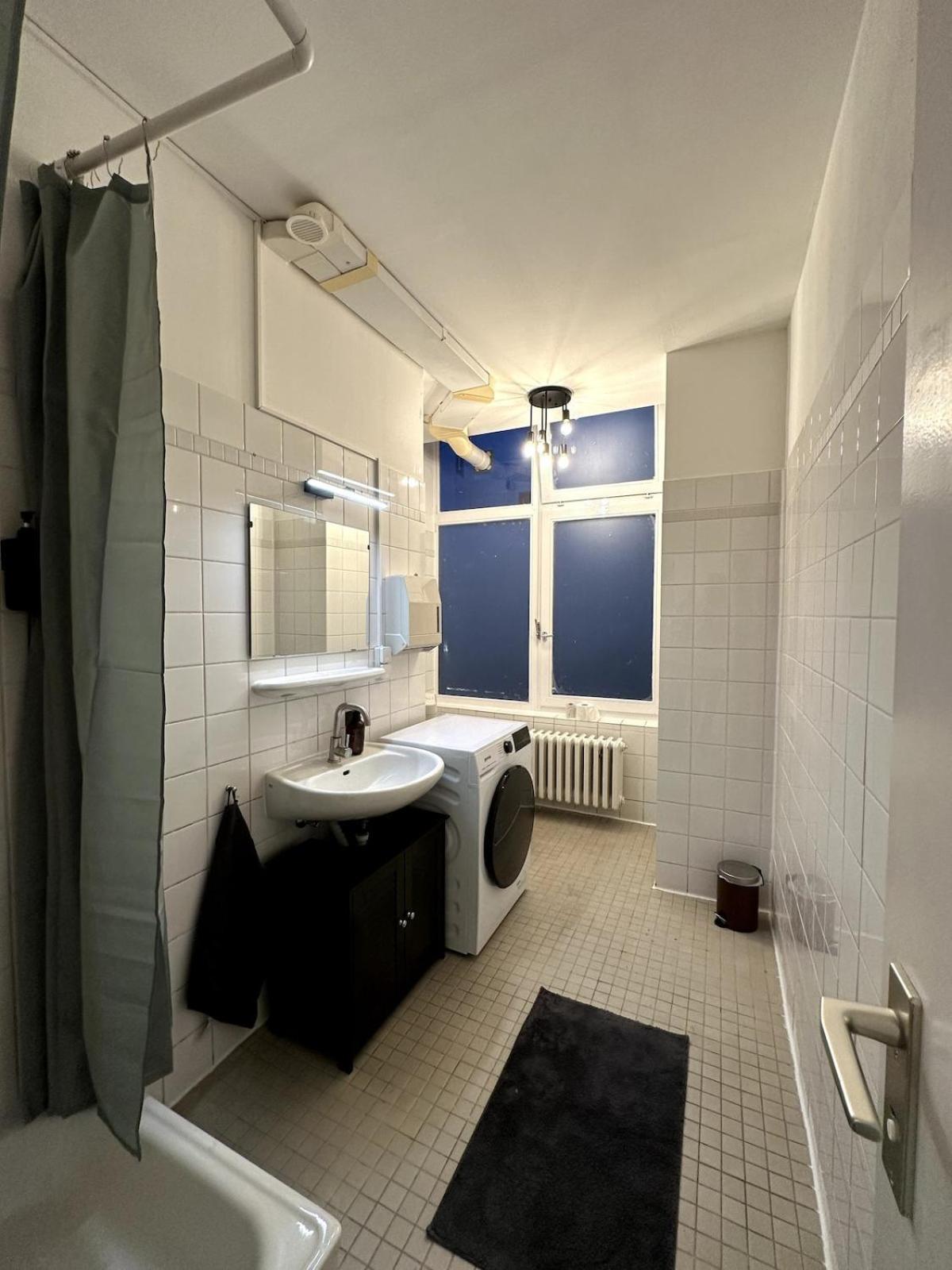 Classic Black In Vibrant Area 6 * Berlin