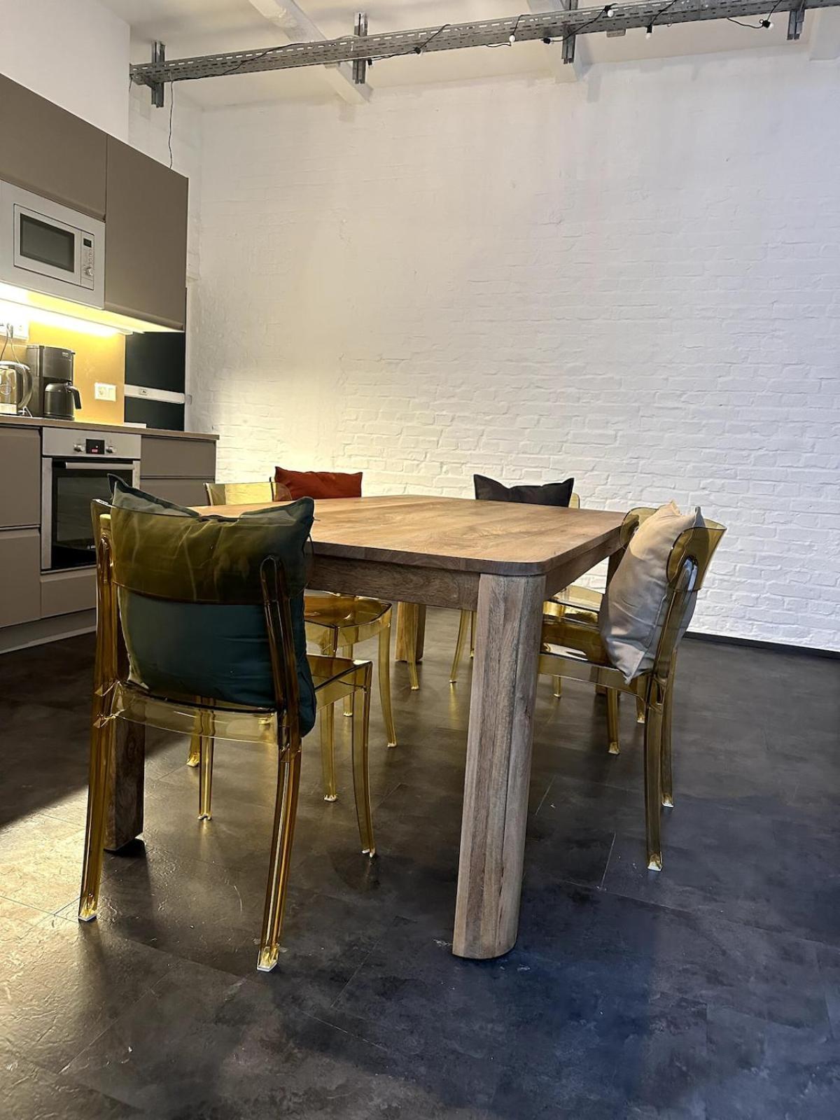 Classic Black In Vibrant Area 6 Apartment *