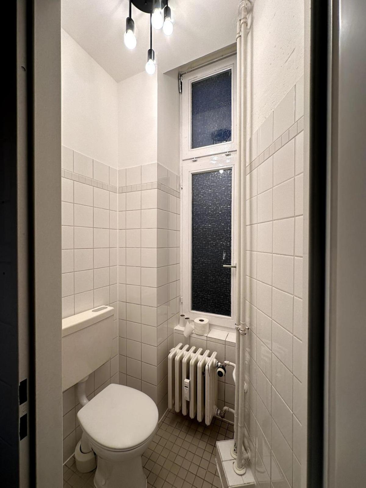 Classic Black In Vibrant Area 6 Apartment *