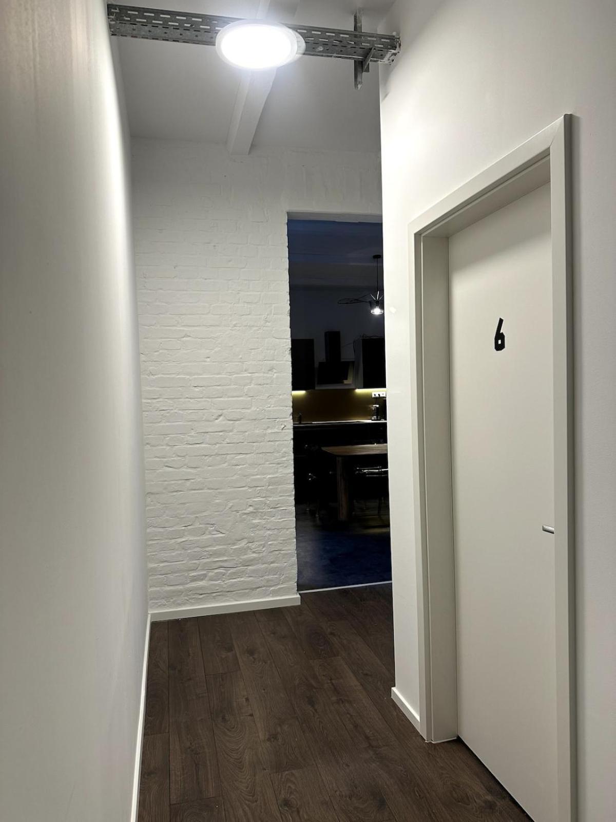 Apartment Classic Black In Vibrant Area 6