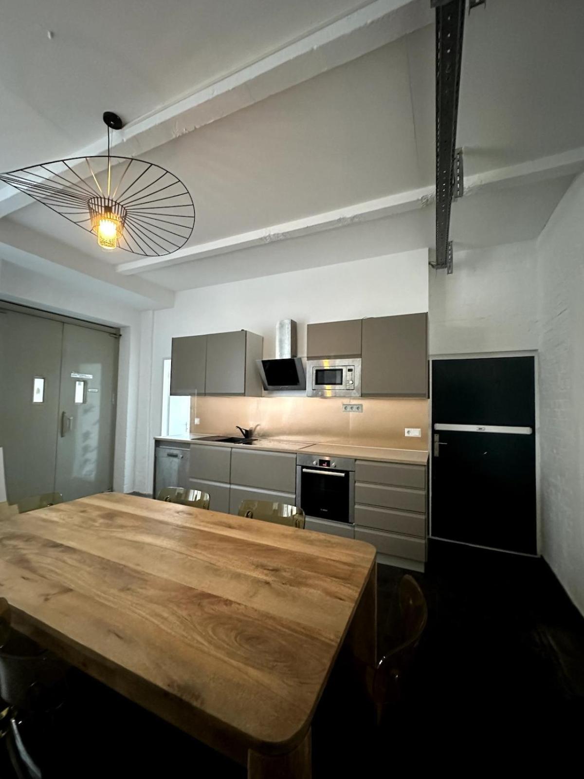 Apartment Classic Black In Vibrant Area 6 *