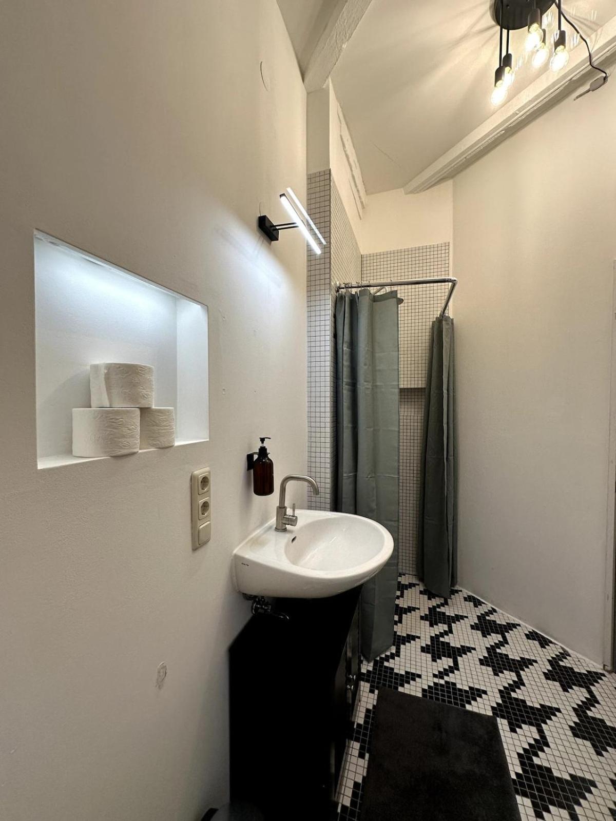 Apartment Classic Black In Vibrant Area 6 Berlin