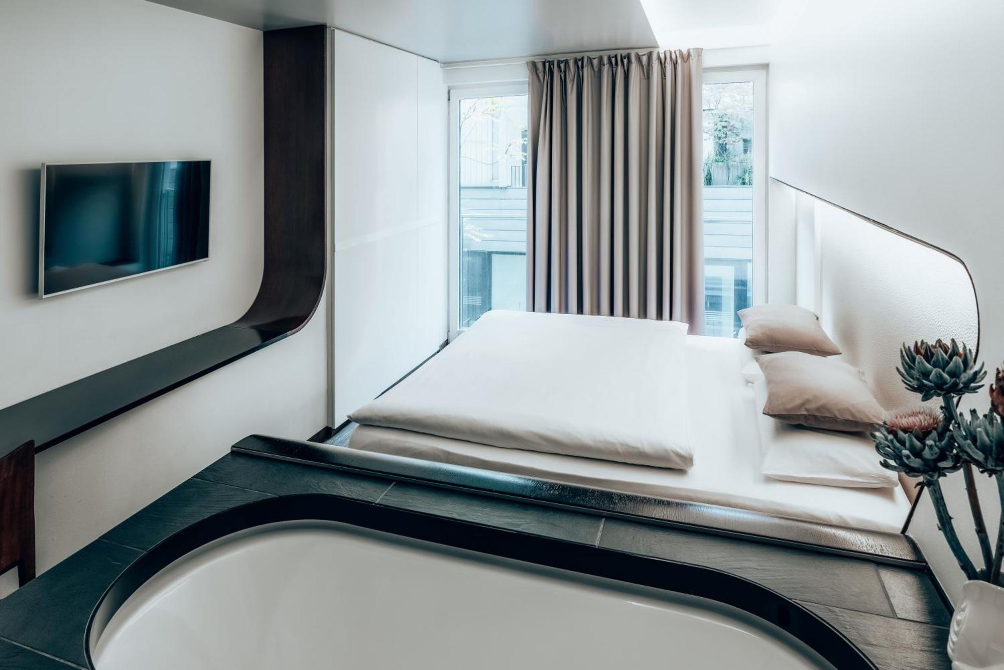 Hotel Q!