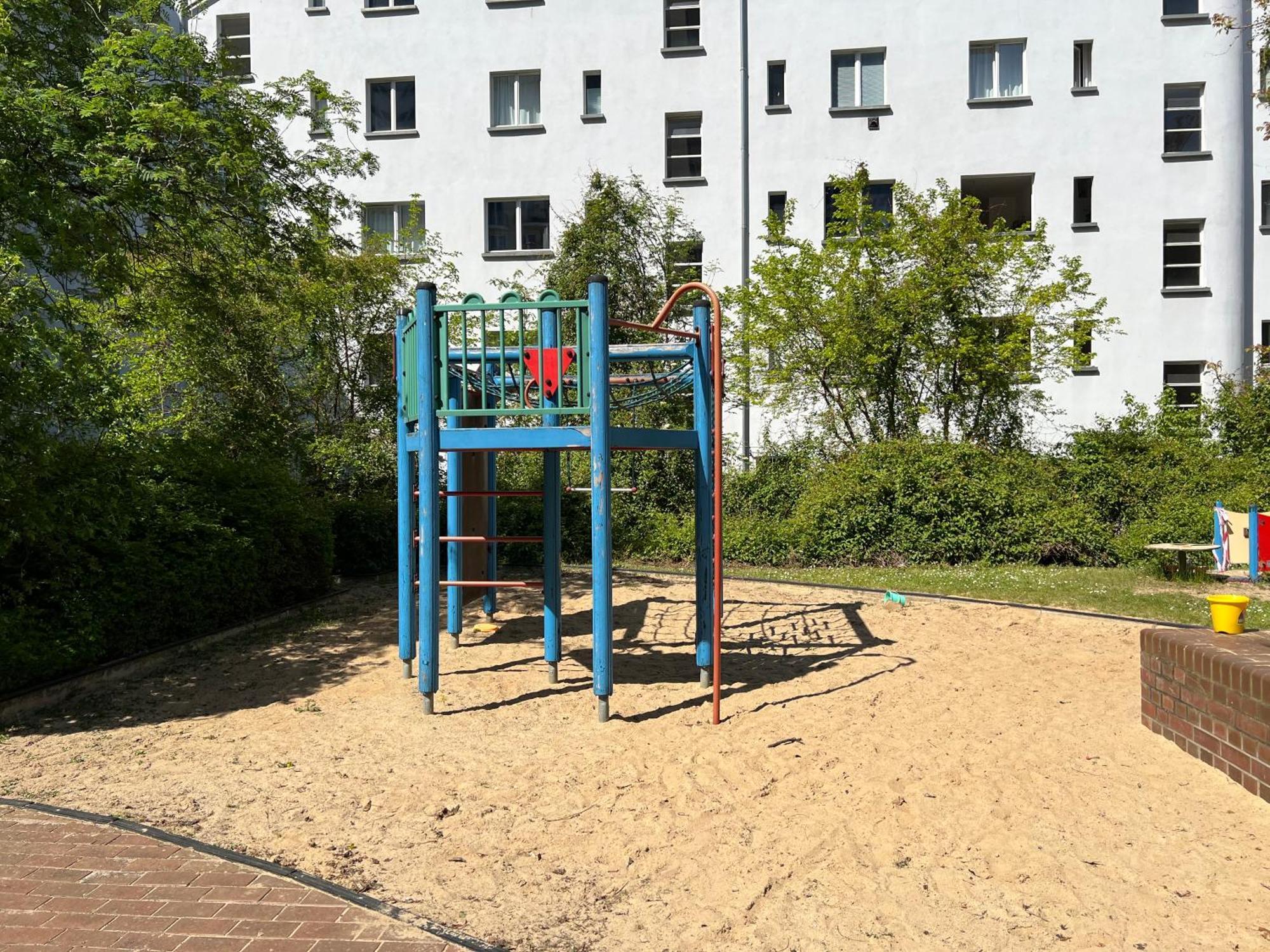 Alexa Design Apart, 4br, 6-10 Pax, 3 Baths, Kidsarea, Free Parking, 5min Alex, 1000mbit Wifi Berlim