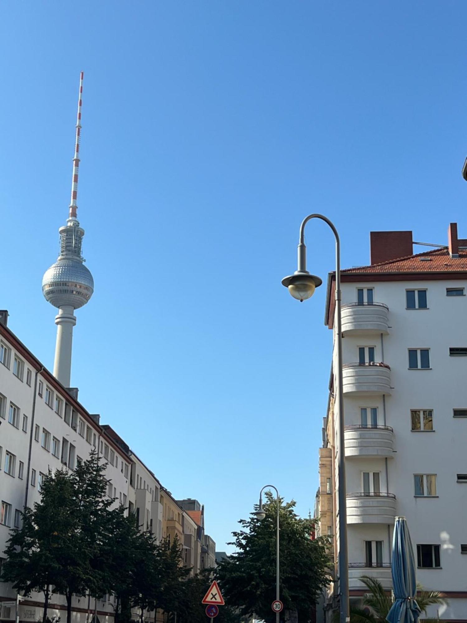 Alexa Design Apart, 4br, 6-10 Pax, 3 Baths, Kidsarea, Free Parking, 5min Alex, 1000mbit Wifi * Berlim