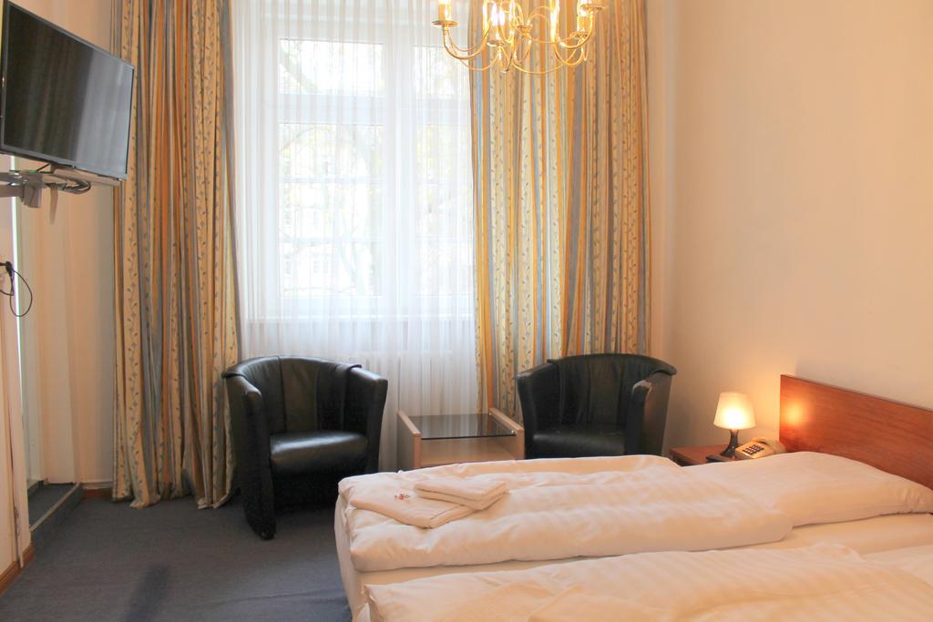 Amelie West Hotel