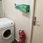 1 Zimmer In Wohngemeinschaft, Netflix, Premium Kabelfernsehen, Kueche