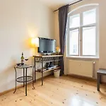 Zentrale Altbauwohnung Im Helmholtzkiez