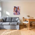 Zentrale Altbauwohnung Im Helmholtzkiez