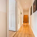 Zentrale Altbauwohnung Im Helmholtzkiez