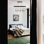 90Sqm 2Br Design Gem - Outdoor Terrace