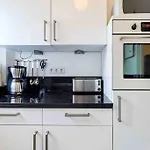 Modern & Bright Apartment +Parking @Kurfuerstendamm
