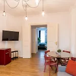 Stylische Altbauwohnung Zentral In Kreuzberger Kiezlage