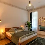 Stylische Altbauwohnung Zentral In Kreuzberger Kiezlage