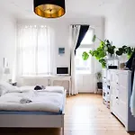 Valentina Apartment, Berlin Center!