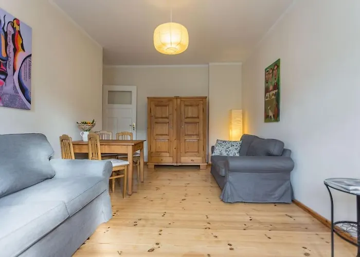Zentrale Altbauwohnung Im Helmholtzkiez