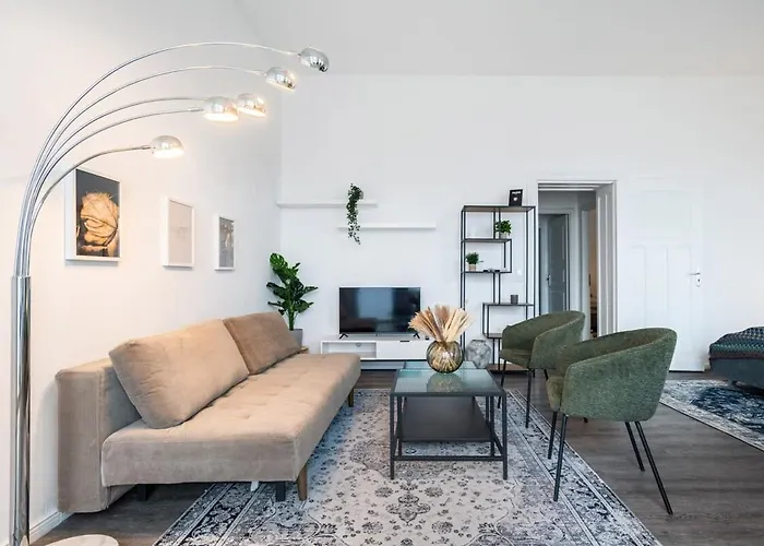 Homely Berlin - Spacious, Modern, S-Bahn Nearby , Groups & Families