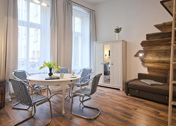 Quiet Courtyard Apartment