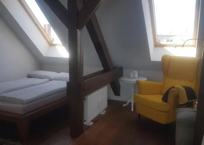 Helle Dachgeschosswohnung Fuer 8 Personen In Zentraler Lage