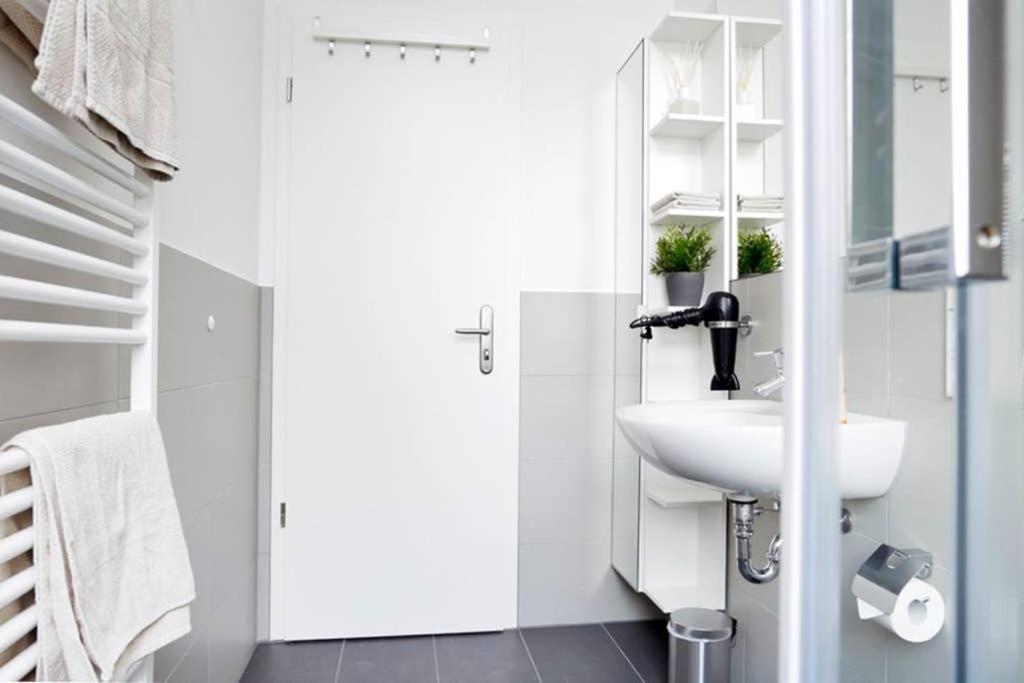 Sc 06 By Rockchair L Superhost Status L 4 Bedrooms Boxspringbeds 2 Bathrooms Balcony Elevator - Cozy Family & Business Flair Welcomes You! * Berlin