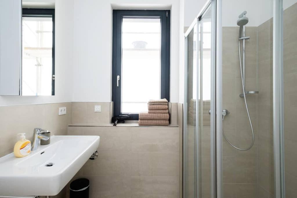 2 Bedroom Mauerpark-apartment, Mitte View Calendar Apartamento