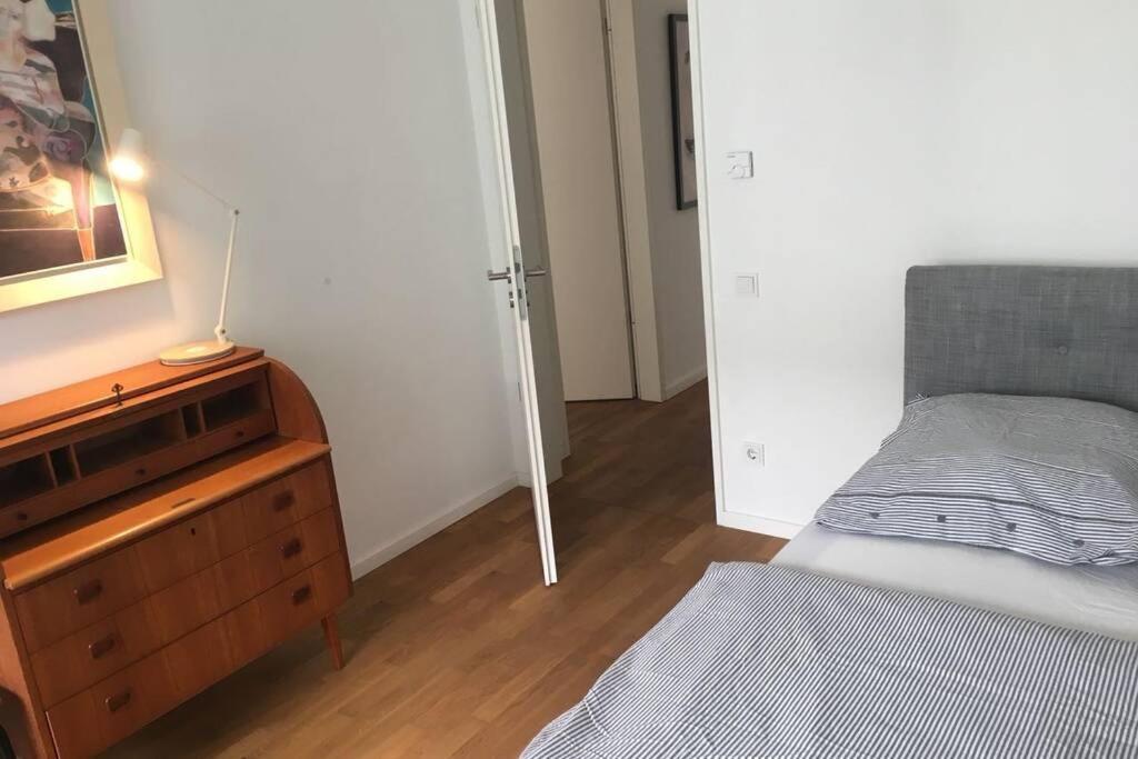 2 Bedroom Mauerpark-apartment, Mitte View Calendar Apartment Berlin
