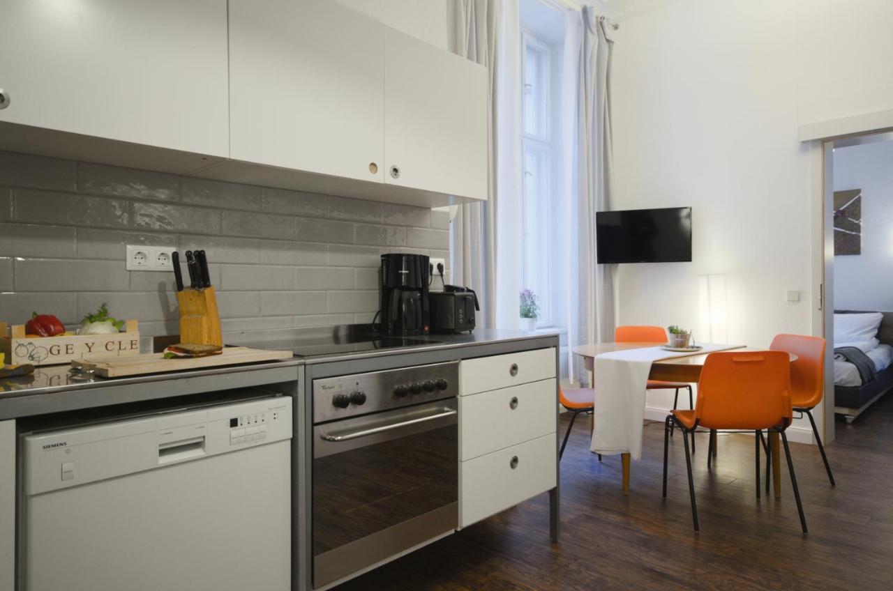 Apartment Altbauwohnung Mit 3 Badern *