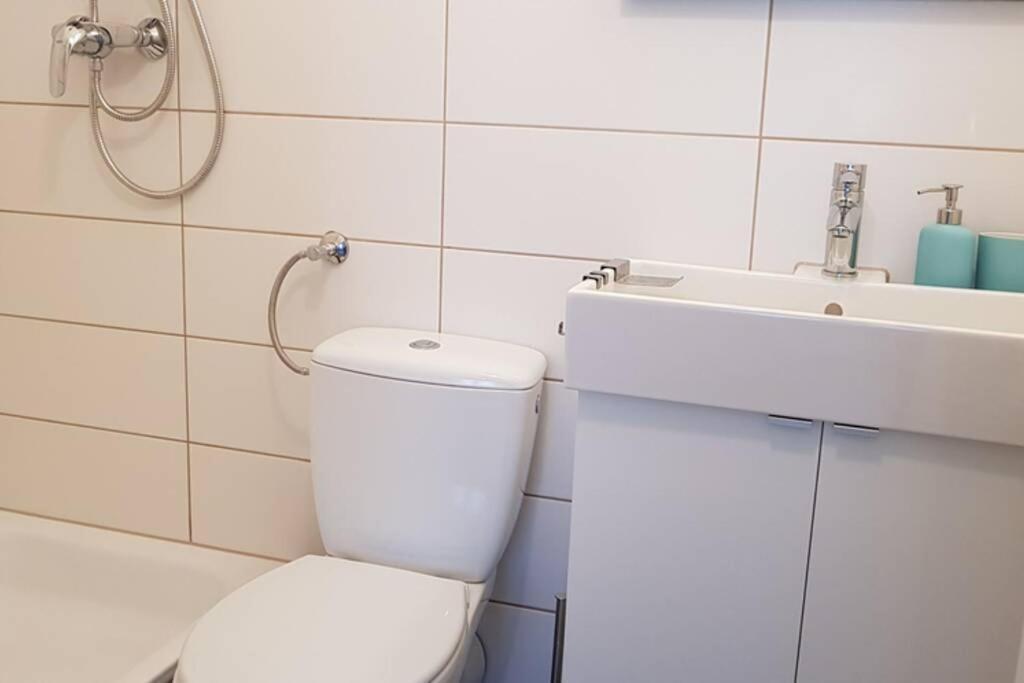Near Shooping Center, 6 Guests