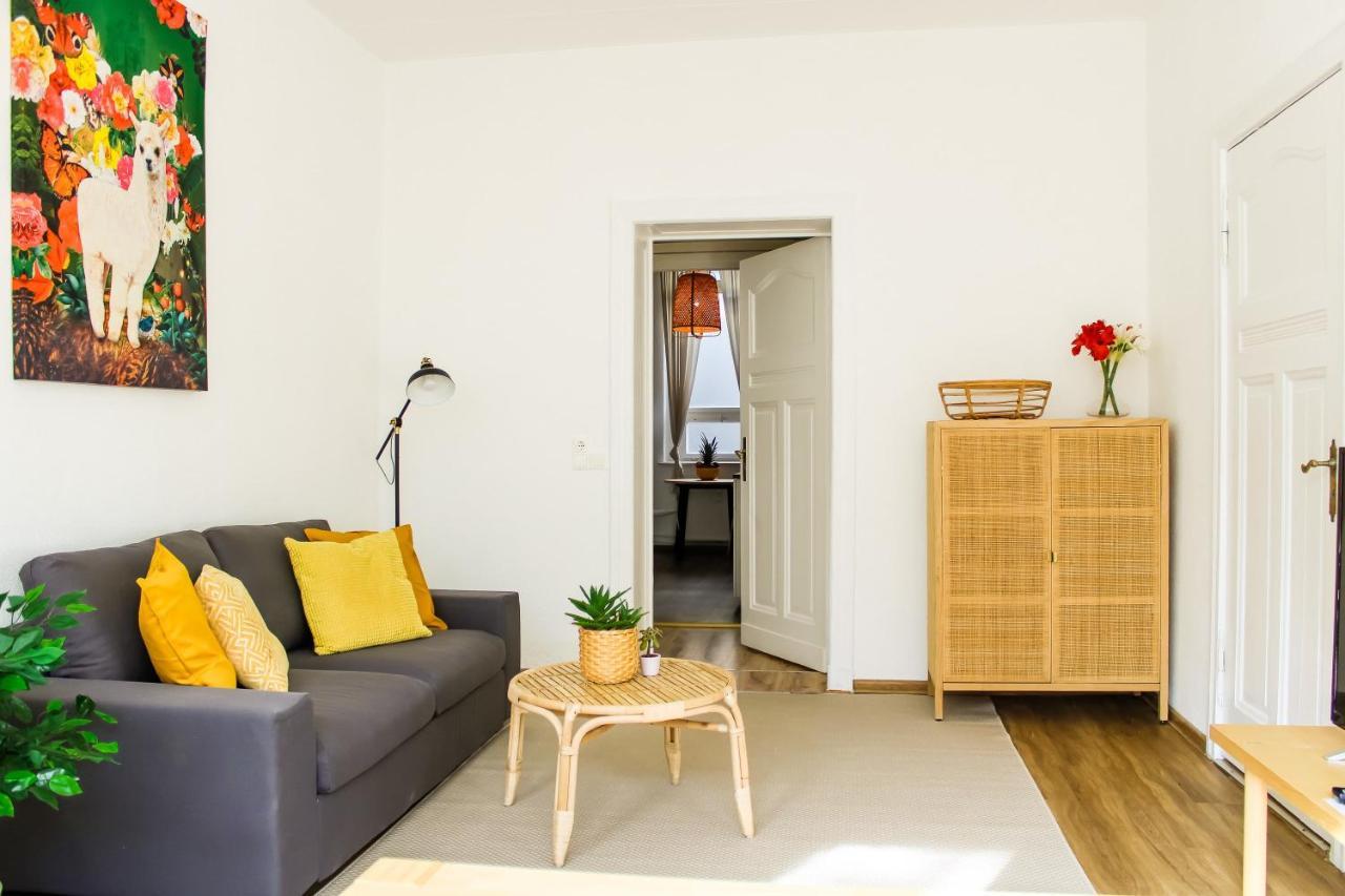 Bright 2 Bedroom In Convinient Location Apartment *