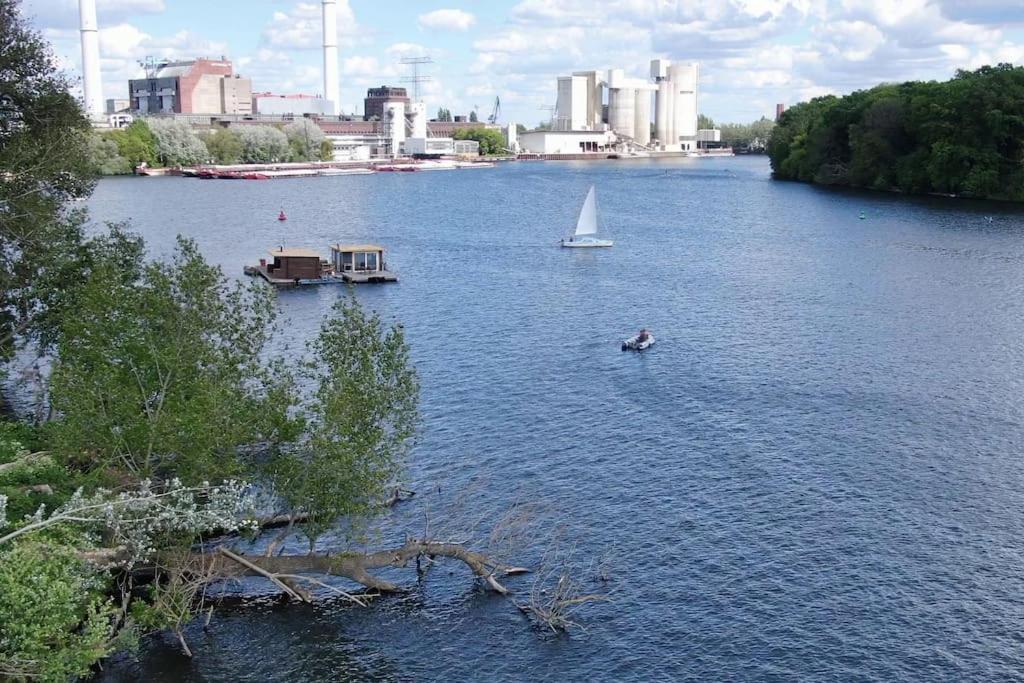 Botel Saunainsel - Hausboot Mit Schwimmender Sauna, Hottub Und Tretboot In Berlin