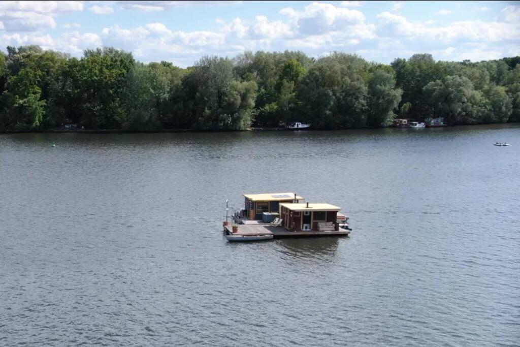 Saunainsel - Hausboot Mit Schwimmender Sauna, Hottub Und Tretboot In Botel Berlin