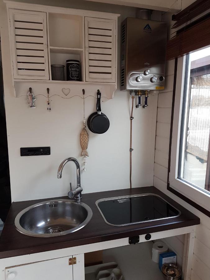 Saunainsel - Hausboot Mit Schwimmender Sauna, Hottub Und Tretboot In Botel *